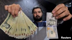 ABŞ sanksiyaları ilə üzləşən rial dollar qarşısında çöküb.
