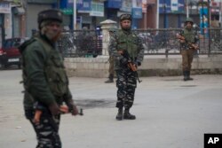Tentara paramiliter India berjaga di pasar tertutup di Srinagar, Kashmir yang dikuasai India, 23 Februari 2019. (Foto: dok).
