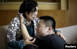 Thân nhân của hành khách trên phà ôm nhau khóc sau khi nghe tin về vụ chìm phà.