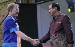 រូបឯកសារ៖ លោក​ ប្រាក់​ សុខុន​ រដ្ឋ​មន្ត្រី​ក្រសួង​ការបរទេស​កម្ពុជា​ និង​លោក W. Patrick Murphy ឯកអគ្គ​រដ្ឋទូត​សហរដ្ឋអាមេរិក​ នៅ​ក្នុងពិធី​ខួប​៧០​ឆ្នាំ​នៃ​ទំនាក់ទំនង​ការទូតអាមេរិក​ និង​កម្ពុជា​ ដែល​រៀប​ចំដោយស្ថាន​ទូត​អាមេរិក​ នៅ ​Futures​ Factory​ នៃ​រាជធានី​ភ្នំពេញ កាលពីថ្ងៃទី៨ ខែមករា ឆ្នាំ២០២០។