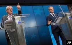 European Commission President Jean-Claude Juncker, left, and European Council President Donald Tusk address a media conference at the end of an EU summit in Brussels, Belgium, March 10, 2017.
