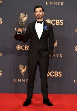 Riz Ahmed saat berada di ruang wawancara di ajang Emmy Awards 2017, di mana ia memenangkan penghargaan di kategori aktor pemeran utama terbaik untuk film "The Night Of." (dok: Jordan Strauss/Invision/AP)