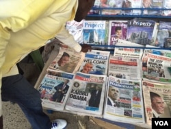 Newsstands in Nairobi contain papers highlighting President Barack Obama's visit, July 24, 2015. (Photo: Aru Pande / VOA)