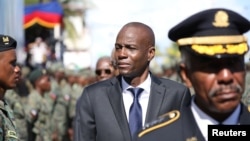 Prezidan ayisyen an, Jovenel Moise, an kostim sivil, nan mitan. (Foto: REUTERS/Andres Martinez Casares).
