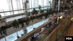 FILE - Tech startup WeWork offers shared space at more than 200 locations in 50 cities worldwide. Pictured is a co-working facility in downtown Los Angeles. The space caters to digital nomads and others who need flexible work space. (M O'Sullivan/VOA)