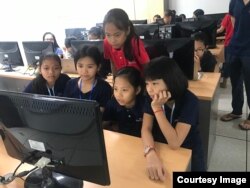 កុមារី​ទាំង​៥​នាក់​ដែល​បាន​បង្កើត​កម្មវិធី​សម្រាប់លក់​ផលិតផល​ខ្មែរ​តាម​ទូរស័ព្ទឈ្មោះ​ Cambodia Identity Product កំពុងរៀន​នៅ​នៅ​សាលា Liger Learning Center។ (រូបថត​ផ្តល់​ឲ្យ​ដោយ Technovation Cambodia)