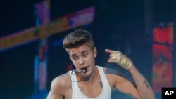 Canadian singer Justin Bieber performs during a concert at Bercy arena in Paris, March 19, 2013.