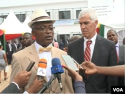 Etoundi Mballa, head of disease control at Cameroon Ministry of Public Health, and Peter Barlerin, U.S. ambassador to Cameroon, are seen at the inauguration ceremony, in Yaounde, Cameroon, Dec. 3, 2018. (M. Kindzeka/VOA)