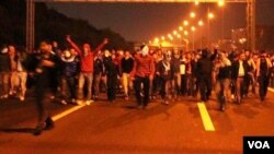 Thổ Nhĩ Kỳ tiếp tục không chịu để cho các lực lượng tăng viện của người Kurd được tới Kobani. Những cuộc biểu tình bạo động của người Kurd trong vài ngày qua tại nhiều thành phố ở Thổ Nhĩ Kỳ đã giết chết gần 40 người.