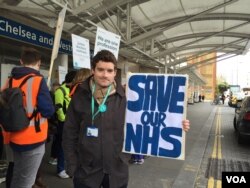 Dr. Eoin Dineen, on strike Tuesday outside a hospital in London. (L. Ramirez/VOA)