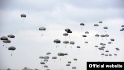 Izvedeni skokovi srpskih i američkih vojnih padobranaca, u Kovinu nedaleko od Beograda, 16. novembra 2017. (Foto: Ministarstvo odbrane Srbije)