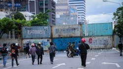 Anti government protesters in Bangkok’s Din Daeng district, Aug. 16, 2021. (Tommy Walker / VOA)