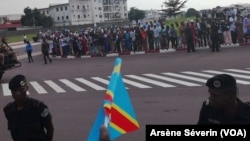 Des ressortissants de la RDC venus accueillir Félix Tshisekedi à l'aéroport de Brazzaville, le 7 fevrier 2019. (VOA/Arsène Séverin)