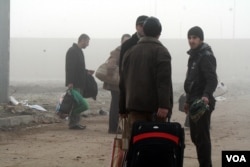 Families continue to flee fighting, falling mortars and shortages of food, water and electricity in Mosul, Iraq, Jan. 23, 2017. (H. Murdock/VOA)