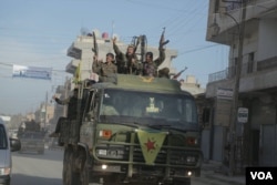 Members of the Kurdish People's Protection Units (YPG) return to Qamishli after a battle near Hasaka, March 14, 2015. (Z. Omar/VOA)