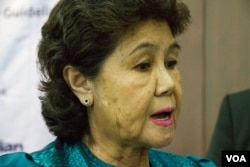 អ្នកស្រី​ តែ ម៉ានីរ៉ុង​ សមាជិកា​គណៈកម្មាធិការ​រៀបចំ​ការ​បោះឆ្នោត​ គ.ជ.ប នៅក្នុង​សិក្ខាសាលា​ស្តី​ពីគោលការណ៍​ណែនាំ​ សម្រាប់​ស្វែងរក​មតិគាំទ្រ​ ដើម្បី​សិទ្ធិ​ជនពិការ​ ក្នុងរាជធានី​ភ្នំពេញ​ កាល​ពី​ថ្ងៃទី២២ ខែឧសភា​ ឆ្នាំ២០១៧។ (ហ៊ាន សុជាតា/VOA)