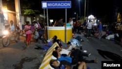 Migrantes pernoctaron en el paso fronterizo entre México y Guatemala.