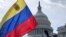 Un venezolano sostiene su bandera frente al Capitolio de EEUU, en Washington. [Archivo]