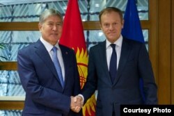 Atambayev Yevropa Ittifoqi Kengashi rahbari Donald Tusk bilan, Bryssel, 16-fevral, 2017