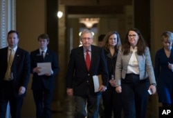 Pemimpin Senat Mitch McConnell, dari Partai Repubik, pada hari pertama penutupan sebagian pemerintah di Gedung DPR, Washington, 20 Januari 2018.