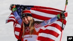 Mikaela Shiffrin, de EE.UU. celebra su medalla de oro eslalon gigante en los Juegos Olímpicos de PeyongChang, Corea del Sur, el jueves, 15 de febrero de 2018.