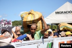 Cargados de alimentos y productos básicos, cruzan el sábado 8 de junio de 2019 venezolanos tras la apertura parcial de la frontera con Colombia