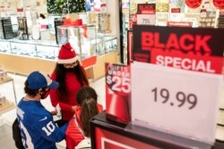 Pengunjung toko Macy's di Herald Square, New York, saat pembukaan awal penjualan Black Friday di Manhattan, New York, 27 November 2020.