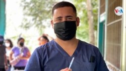 El médico Fernando Mendoza se graduó en una universidad de Nicaragua. Hoy trabaja en su natal Honduras y es parte del esfuerzo para vacunar a los nicaragüenses contra el COVID.-19. Foto VOA.