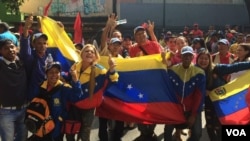 Supporters of Venezuelan President Nicolás Maduro take to the streets of Caracas to counter an opposition march, April 19, 2017. (A. Algarro/VOA)