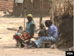 Nigerians in host community houses, Limani, Cameroon, April 7, 2019. (M. Kindzeka/VOA)