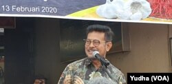 Menteri Pertanian, Syahrul Yasin Limpo, saat meresmikan pasar murah bawang putih impor dan cabai di Solo, Kamis, 13 Februari 2020. (Foto : VOA/ Yudha Satriawan)