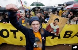 A man shouts whilst holding a portrait of messaging app Telegram co-founder Pavel Durov designed as an icon, to protest against the blocking of the app in Russia, during a May Day rally in St. Petersburg, Russia, May 1, 2018.