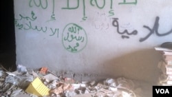 Islamic State militants have left tunnels and buildings in rubble in all the villages and towns they have been pushed out of, near Khazir camp, Iraqi Kurdistan, Nov. 7, 2016. (H.Murdock/VOA)