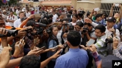 រូបឯកសារ៖ អ្នកកាសែត​កម្ពុជា​នាំ​គ្នា​សួរ​ព័ត៌មាន​ពី​សកម្មជន​សិទ្ធិមនុស្ស លោក អំ សំអាត នៃ​អង្គការ​លីកាដូ នៅ​ខាង​ក្រៅ​តុលាការ​ក្រុង​ភ្នំពេញ ថ្ងៃទី៨ ខែកុម្ភៈ ឆ្នាំ២០១៧។ 