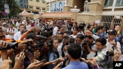 រូបឯកសារ៖ អ្នកកាសែត​កម្ពុជា​នាំ​គ្នា​សួរ​ព័ត៌មាន​ពី​សកម្មជន​សិទ្ធិមនុស្ស លោក អំ សំអាត នៃ​អង្គការ​លីកាដូ នៅ​ខាង​ក្រៅ​តុលាការ​ក្រុង​ភ្នំពេញ ថ្ងៃទី៨ ខែកុម្ភៈ ឆ្នាំ២០១៧។