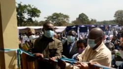 Le président de la République centrafricaine Faustin Archange Touadera inaugure un centre de formation pour les jeunes à Bambari, en République centrafricaine, le 16 novembre 2020.