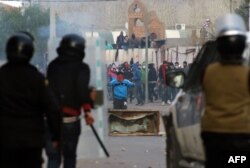 Protesters clash with security forces in the central town of Kasserine, Tunisia, Jan. 21, 2016.