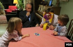 Родина Диких зі штату Меріленд грають з дітьми та дідусем