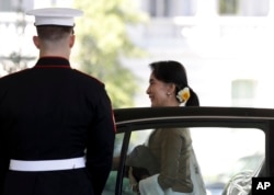 Myanmar's leader Aung San Suu Kyi steps from her vehicle as she arrives at the West Wing of the White House in Washington, Sept. 14, 2016, for a meeting with President Barack Obama in the Oval Office.