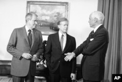 AQShning SSSRdagi elchisi Tomas Votson Prezident Jimmi Karter va Davlat kotibi Sayrus Vens bilan gaplashmoqda, Oq uy, Vashington, 5-yanvar, 1980