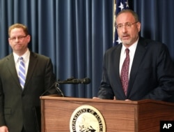 FILE - United States Attorney Andrew Luger, right, and FBI special agent Richard Thornton explain the criminal complaint charging six Minnesota men with terrorism at a news conference in Minneapolis, April 20, 2015.