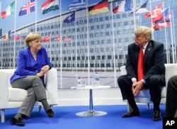 El presidente Donald Trump y la canciller alemana Angela Merkel durante su reunión bilateral, el miércoles 11 de julio de 2018 en Bruselas, Bélgica. (AP Photo / Pablo Martinez Monsivais).