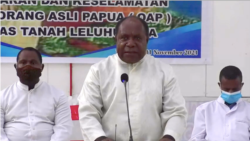 Pastor Alberto John Bunai, Pr membacakan seruan mewakili rekan-rekannya sesama Pastor di Papua. (Foto: VOA/Nurhadi)