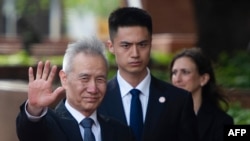 中国副总理刘鹤抵达美国贸易代表办公室，准备与美国贸易代表莱特希泽和美国财政部长姆努钦举行会谈。（2019年5月9日）