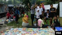 Perpustakaan keliling yang dikelola Rakhmadi Gunawan di Yogyakarta menjadi hiburan bagi anak-anak yang haus bacaan. (VOA/Nurhadi)