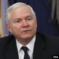 Menhan AS Robert Gates menyerukan pemotongan belanja pertahanan besar-besaran.