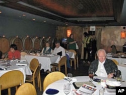 Audience members enjoy a meal at Herbie's Restaurant before a Saint Louis Science Center Science Café.