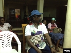 Charlie Haffner coaches the women’s church group, Freetown, Sierra Leone, August 22, 2016. (N. deVries/VOA)