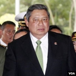 Presiden Susilo Bambang Yudhoyono memutuskan untuk berkantor sementara di Gedung Agung Yogyakarta, dan menyatakan penanganan bencana di bawah koordinasi BNPB.