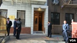 ឯកសារ៖ បុគ្គលិក​ឈរ​នៅ​ពី​មុខ​ស្ថាន​បេសកកម្ម​អចិន្ត្រៃយ៍​នៃ​ប្រទេស​កម្ពុជា​ប្រចាំ​អង្គការ​សហប្រជាជាតិ​នៅ​ទី​ក្រុង​ញូវយ៉ក​កាល​ពី​ខែ​កញ្ញា ឆ្នាំ​២០១៧។ (VOA)​